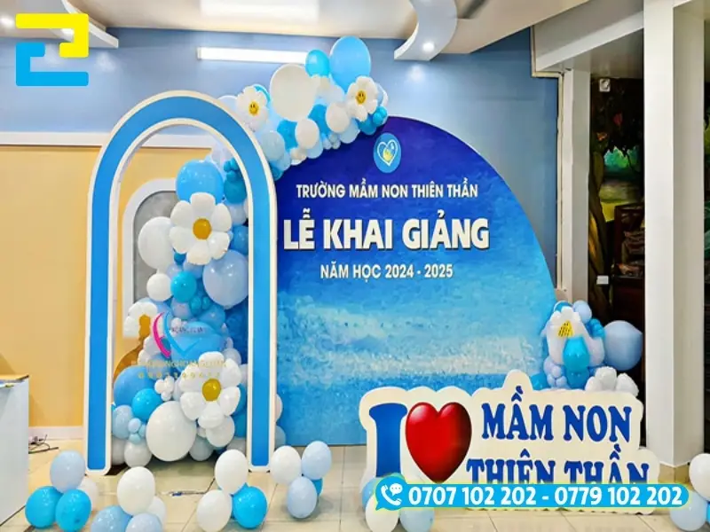 Bố cục thiết kế tiêu chuẩn gồm logo trường, tên chương trình năm học mới và vùng trống chụp ảnh