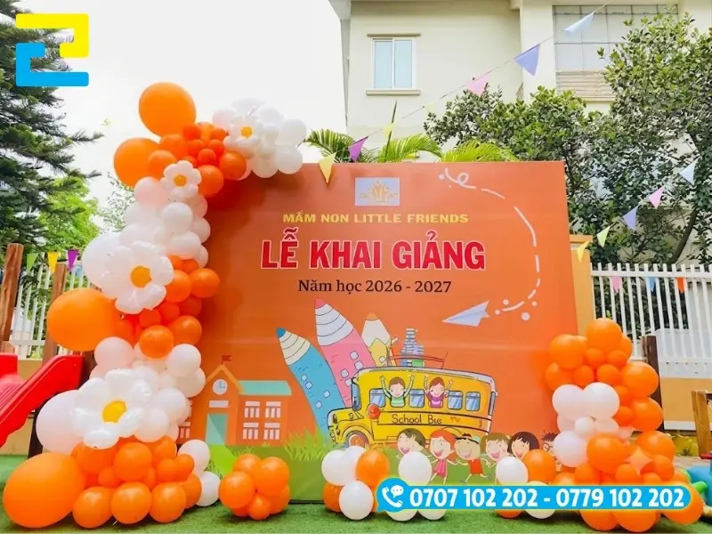 Hình ảnh chụp kỷ niệm ngày khai trường cùng phông nền backdrop phục vụ lưu trữ và truyền thông