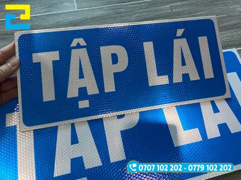 Biển xe tập lái chất liệu decal phản quang 3M dán trực tiếp lên bề mặt xe hoặc dán trên nền Alu và Mica