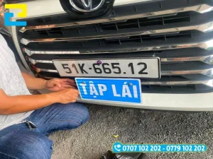 Lực lượng chức năng kiểm tra và xử phạt phương tiện đào tạo lái xe vi phạm quy chuẩn biển báo