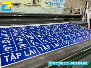 Quy trình gia công biển tập lái in mực UV phản quang chuyên nghiệp tại xưởng In Ấn 2H