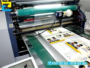Kỹ thuật gia công cán màng cho tấm decal đòi hỏi phải có máy cán chuyên dụng và vật liệu cuộn màng.