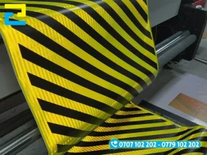 Cuộn decal phản quang tổ ong chuyên dụng với vạch chéo vàng đen nổi bật