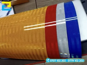 Bề mặt decla phản quang nổi bật vào ban đêm, đặc biệt khi có ánh sáng chiếu vào