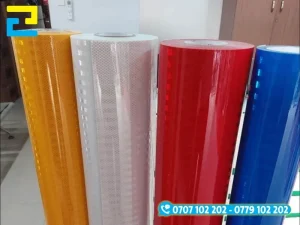 Decal phản quang được bao phủ bởi một lớp kim loại, có tác dụng phản xạ ánh sáng.