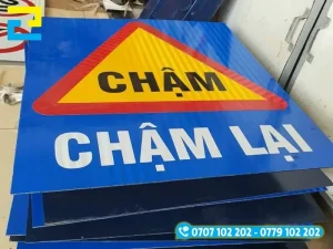 Biển cảnh báo giao thông in decal phản quang nổi bật cả ngày lẫn đêm