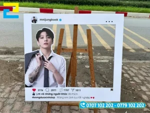 Standee check in dạng khung chụp ảnh đặt tại lối vào sự kiện để khách mời chụp hình lưu niệm