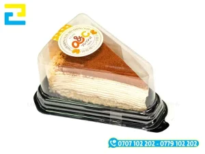 Vị trí dán tem bánh crepe trên bề mặt nắp hộp nhựa PET phẳng.