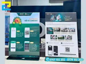 Mẫu standee mini để bàn khổ A4 bằng khung mica trong đặt tại quầy lễ tân