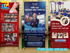 Bố trí standee kích thước phù hợp với diện tích sảnh sự kiện và khoảng cách quan sát của khách hàng