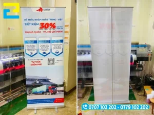 Kỹ thuật viên kiểm tra kích thước file in và gia công hoàn thiện standee tại xưởng In Ấn 2H