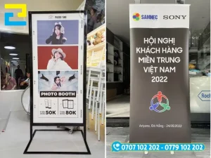 Nhân viên In Ấn 2H kiểm tra số lượng và quy cách đóng gói standee trước khi giao khách hàng