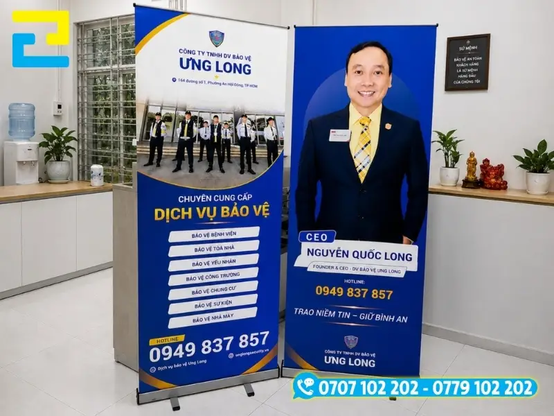 Mẫu standee 60x160cm hoàn thiện được lắp ráp cố định trên khung chân X để trưng bày thực tế