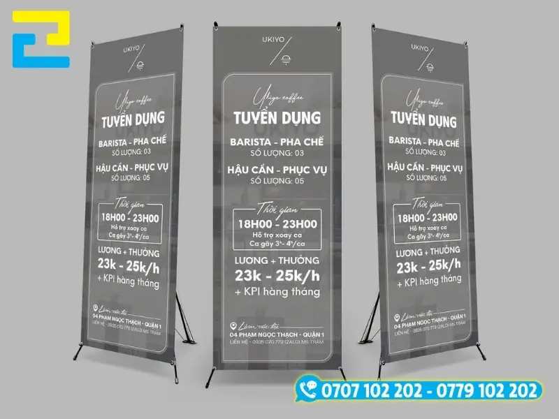 Standee PP cán mờ triệt tiêu phản quang, thích hợp đặt tại khu vực sự kiện có đèn quay chụp
