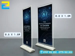 Nhân viên In Ấn 2H đóng gói sản phẩm standee 80x180cm trước khi giao cho khách hàng