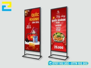 Khung standee chân sắt chắc chắn chịu lực tốt trưng bày cố định ngoài trời.