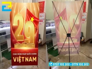 Nhân viên tư vấn lựa chọn standee quốc khánh phù hợp nhu cầu, in nhanh, giao hàng tận nơi