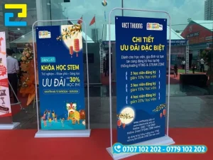 Tấm standee Trung Thu in ưu đãi khuyến mãi dịp Trung Thu được đặt trước cửa trung tâm