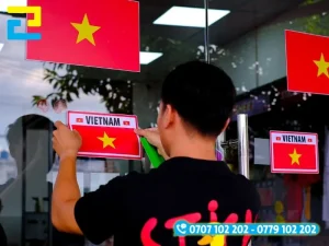 Nhân viên 2H tư vấn và giải đáp các thắc mắc thường gặp khi đặt in sticker dịp lễ Quốc Khánh 2/9