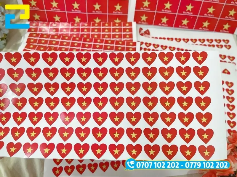 Hệ thống máy in UV phẳng và máy bế Mimaki thực hiện cắt bế sticker cờ đỏ sao vàng theo biên dạng thiết kế hình trái tim, chữ nhật
