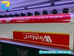 Quy trình in chữ lên chất liệu decal dán kính được thực hiện bằng hệ thống máy móc hiện đại, đảm bảo độ hoàn thiện trong từng chi tiết thiết kế.