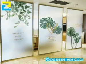 Hình 5: In chữ lên decal sữa có thiết kế ấn tượng, dùng để trang trí văn phòng làm việc.