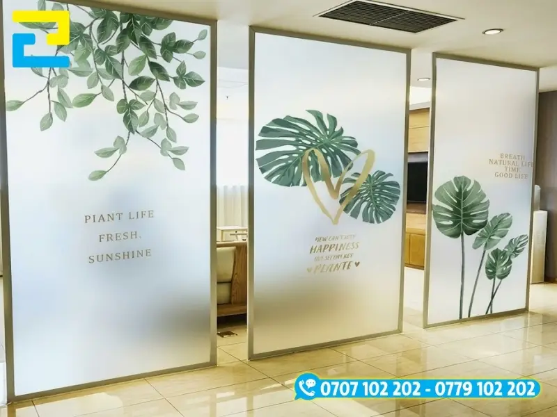 Hình 5: In chữ lên decal sữa có thiết kế ấn tượng, dùng để trang trí văn phòng làm việc.