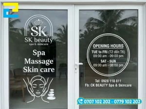 Báo giá in chữ lên decal dán kính bị chi phối bởi các yếu tố như: chất liệu, kích thước, thiết kế file in ấn,...