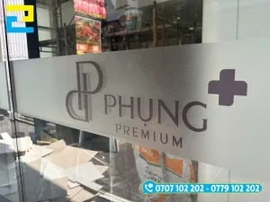 In decal chữ dán kính là hình thức in chữ, văn bản lên chất liệu decal dán kính.