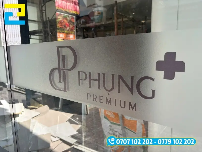 In decal chữ dán kính là hình thức in chữ, văn bản lên chất liệu decal dán kính.