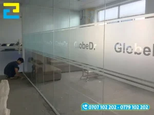 Decal mờ được làm từ Pony Vinyl và lớp keo Vinyl Adhensive, có độ bám dính cao.