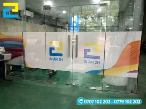 Công nghệ in decal chữ dán kính tạo ra thành phẩm hoàn thiện với thời gian nhanh chóng, đáp ứng được yêu cầu về mặt thẩm mỹ,...