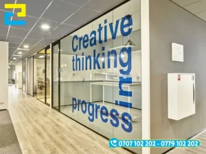 Decal chữ dán kính thường được dùng để trang trí nội thất văn phòng, nhà ở,...