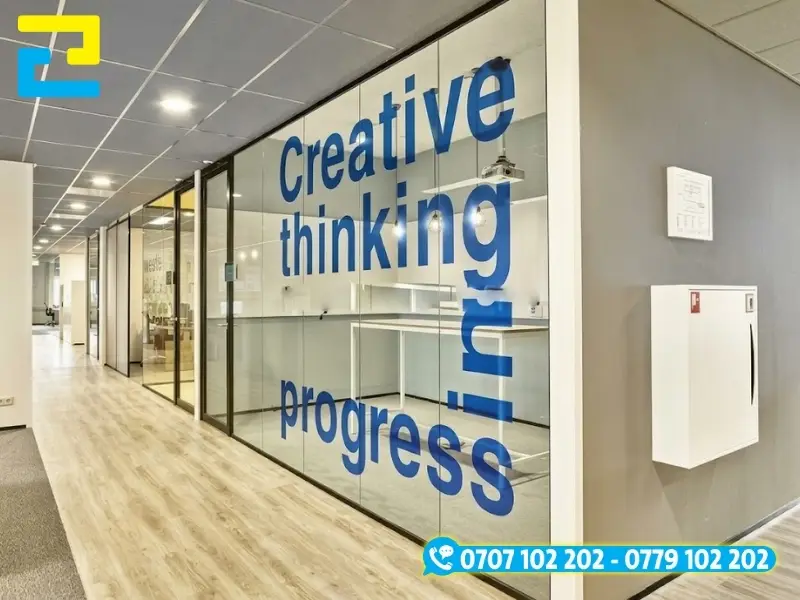 Decal chữ dán kính thường được dùng để trang trí nội thất văn phòng, nhà ở,...