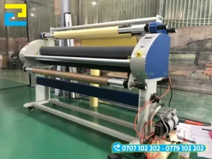 Máy cán màng cho decal cuộn dán máy tại xưởng In Ấn Quảng Cáo 2H
