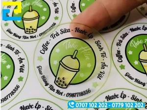 Chất liệu decal trong dán chai nhựa cao cấp, nhìn xuyên thấu bề mặt
