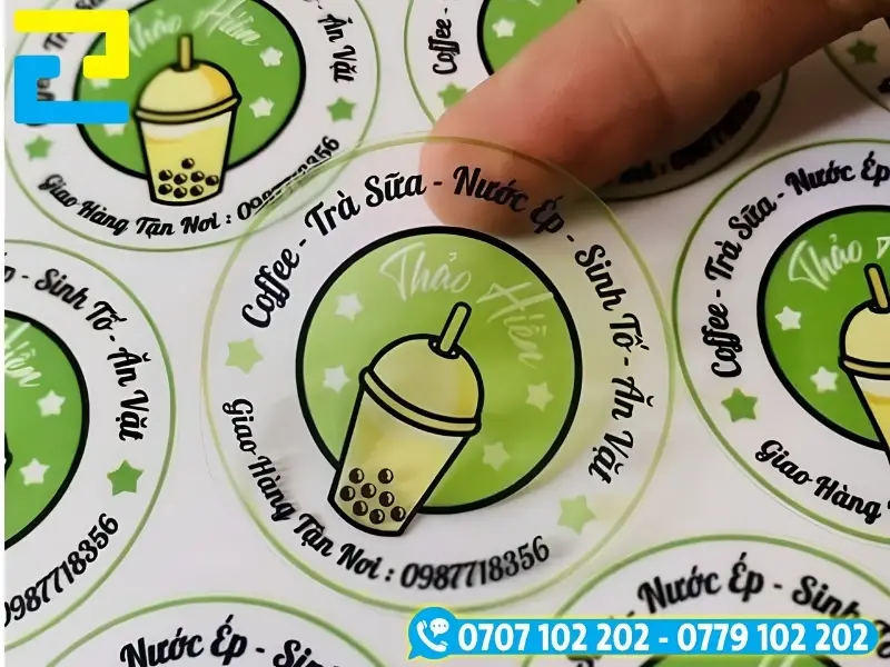 Chất liệu decal trong dán chai nhựa cao cấp, nhìn xuyên thấu bề mặt