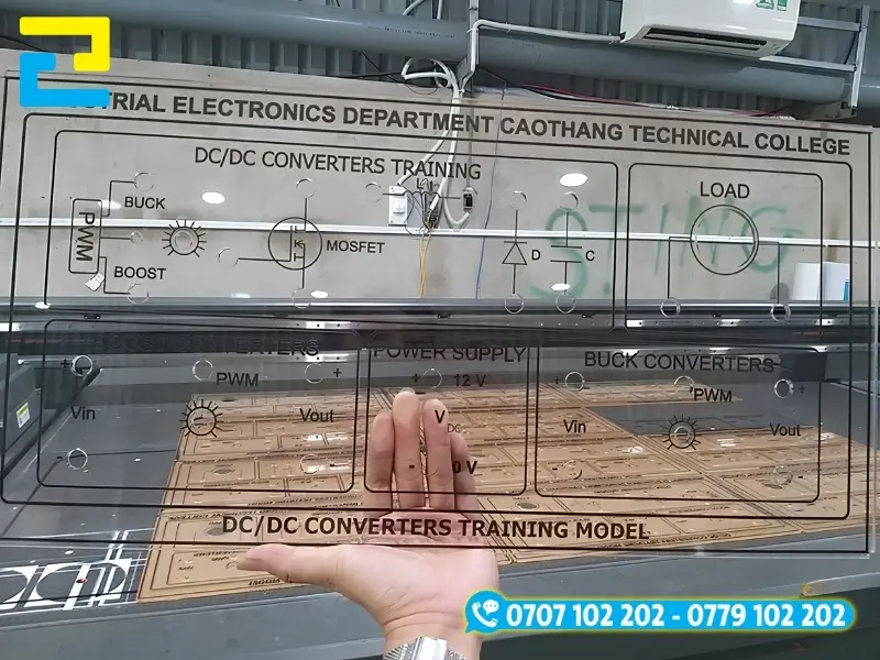 In decal dán ngược là dán trực tiếp bề mặt in hình lên những vật liệu trong suốt như kính, mica