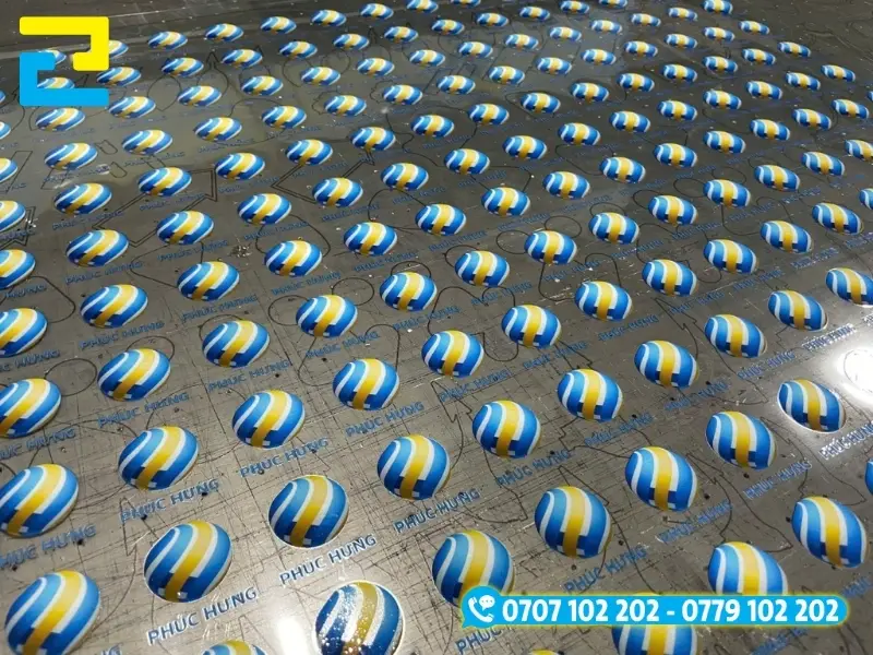 Decal logo công ty in hàng loạt bằng máy in UV