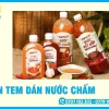 Dịch vụ in tem dán nước chấm tại TPHCM giá rẻ từ 65.000đ/m² ở In Ấn 2H. Decal nhựa chống nước, bám dính tốt, in UV sắc nét, trả hàng nhanh đúng hẹn.