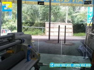 In decal lưới dán kính có ưu điểm khi nhìn từ bên trong ra ngoài sẽ trong suốt dễ quan sát