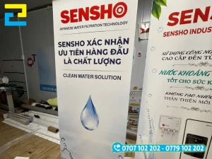 Nhân viên In Ấn 2H gia công và kiểm tra chất lượng tấm standee PP tại xưởng