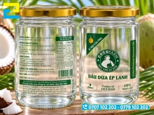Mẫu tem decal nhựa trong suốt dán trên chai thủy tinh dầu dừa để lộ màu sắc dầu bên trong