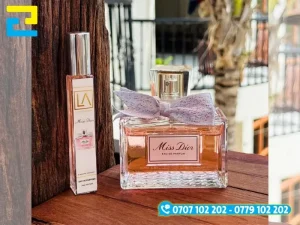 Tem dán nước hoa chiết thường thể hiện tên thương hiệu, tên mùi hương và dung tích