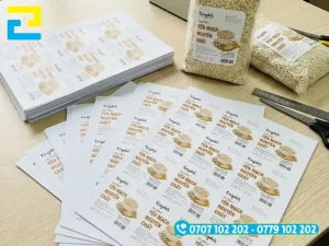 Các yếu tố ảnh hưởng đến chi phí in tem dán yến mạch gồm số lượng, kích thước tem và kỹ thuật gia công