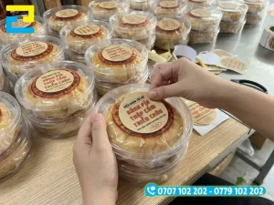 Tem nhãn bánh pía thường hiển thị thành phần, ngày sản xuất và hạn sử dụng