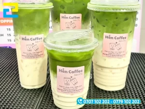 Tem logo hình chữ nhật in màu hồng nhẹ nhàng, bám sát phong cách trẻ trung