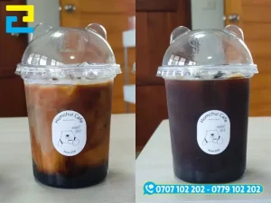 Tem decal tròn nền trắng với hình in tối giản, phù hợp trang trí ly cà phê nhựa trong