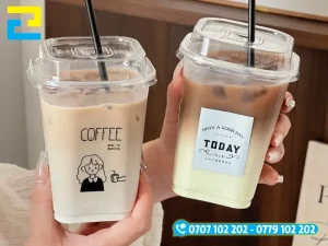 Tem decal tông trắng đen với kiểu chữ rõ ràng, tạo diện mạo gọn gàng cho ly cà phê
