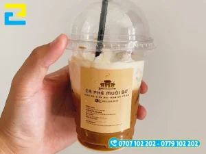 Tem nhãn tông nâu ấm in chữ và biểu tượng rõ nét, hài hòa với bao bì ly cà phê muối